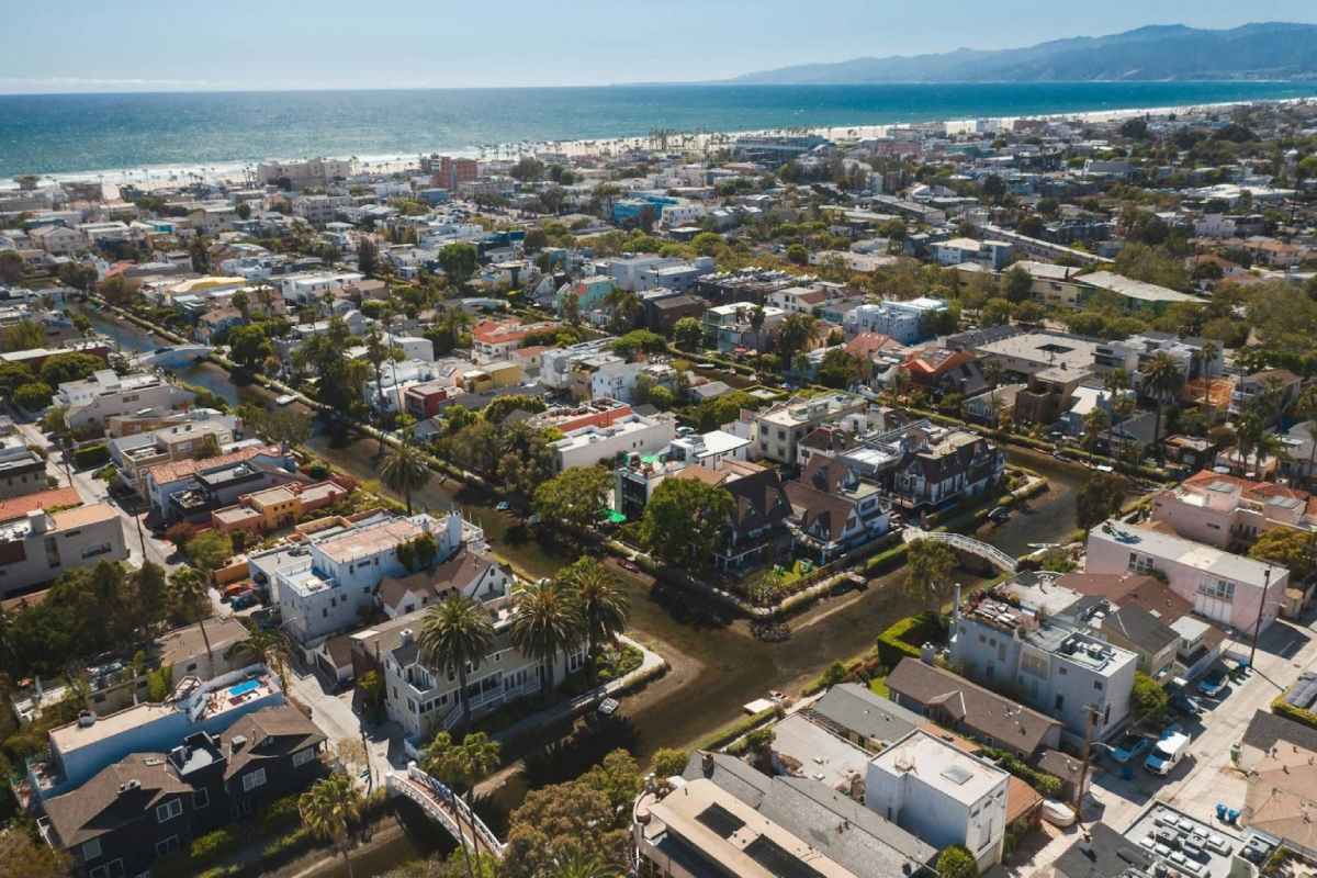 Picfair Village Realtor close to the beach photo